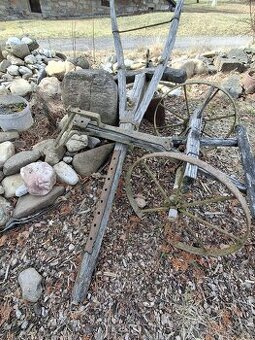 Historický zemědělský stroj