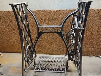 Starý litinový stojan pod šicí stroj Singer