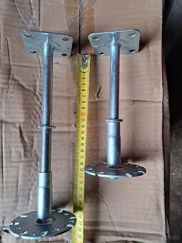 Kovové stavitelné terče pod dlažbu