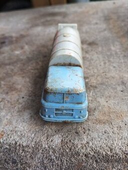 Staré hračky nalezené v zemi