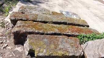 Piskovcove sloupky plotove, delka cca 200cm
