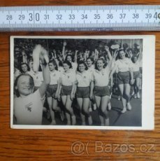 Sokol Praha 1947 - předsletové středošk hry - průvod Prahou - 1