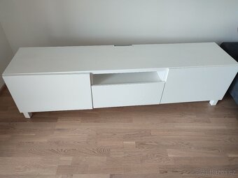BESTÅ TV stolek s dvířky, bílý + led světlo