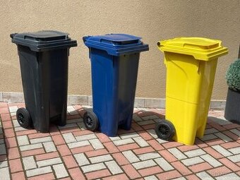 Nepoužité plastové popelnice, černá, modrá a žlutá