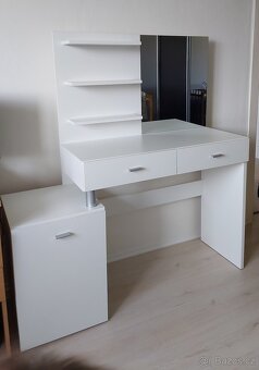 Kosmetický/psací stůl