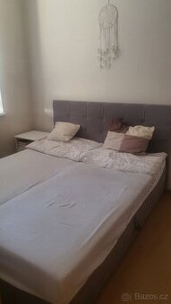 Luxusní šedá postel s úložným prostorem a opěradlem