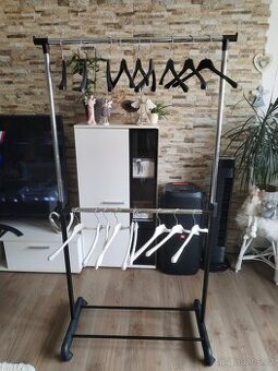 Dvou tyčový věšák na oblečení s ramínky