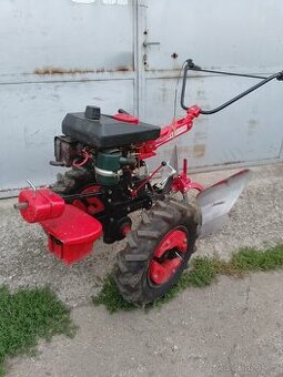 Vari malotraktor,motor Jikov,držáky,závaží,pluh, těleso