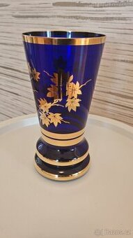 Prodám modrou vázu zdobenou zlatem z kobaltového skla
