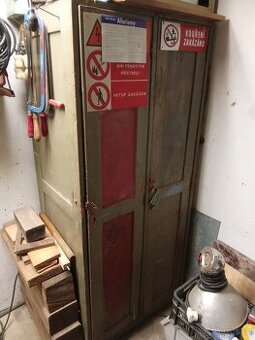 Dílenská šatní skříň