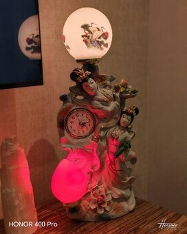 Porcelánova socha svítící s hodinami, vše funkční