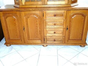 třídveřová komoda se šuplíky