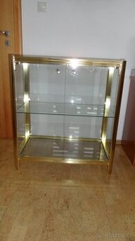 Prosklená zlatá vitrína