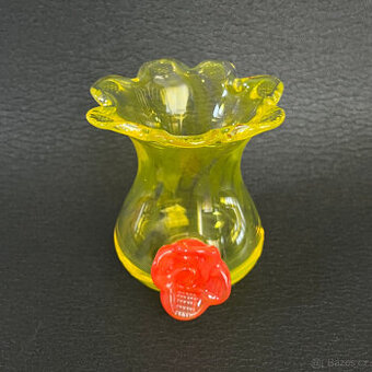 Váza 11.5 cm s nálepem, žluté brokové hutní sklo