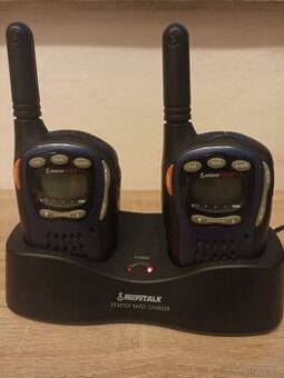 Vysílačky Cobra Microtalk MT725 s nabíjecí stanicí.