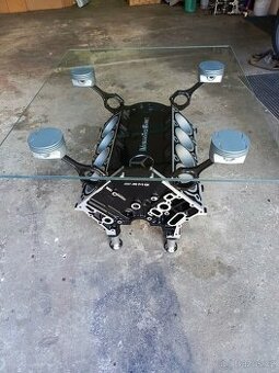 Konferenční stolek z bloku motoru V8 Mercedes Benz.