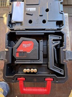 Zelený křížový laser Milwaukee na alkalické baterie CLL-C