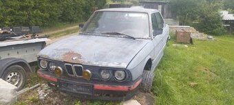 BMW E28 KAROSERIE BEZ MOTORU A PŘEVODOVKY PLATÍ DO SMAZÁNÍ