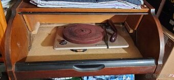 Starý gramofon na opravu.