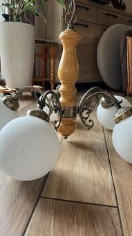 Krásný masivní lustr