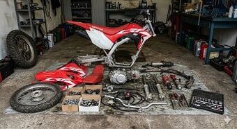 Prodám rozebranou motorku Honda crf125