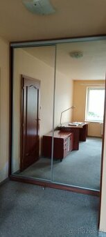 Prodám vestavěnou skříň se zrcadlem