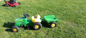 Slapaci traktor John Deere s karou