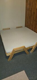 Dvě samostatné postele z masivního dřeva + matrace