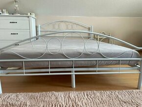 Kovová postel Toscana 140x200cm+noční stolek