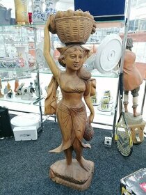 Dřevěná socha žena