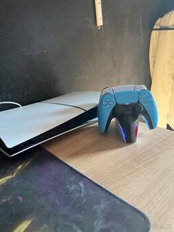 PlayStation 5 Slim + 2 ovladače + nabíjecí stanice