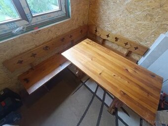 Dřevěný jídelní stůl s rohovou lavicí