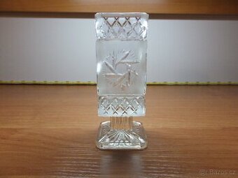 Zajímavá čtvercová broušená masivní vázička.