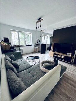 TV stolek s úložným prostorem