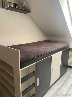 vyvýšená postel s úložným prostorem a žebříkem