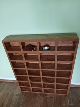 Police regály vitrína