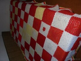 háčkovaný přehoz na otoman, gauč, pec