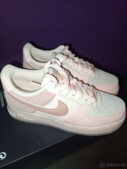 Nike Air Force 1 07 pink velikost