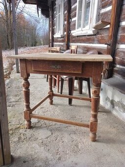 Starý dřevěný stůl