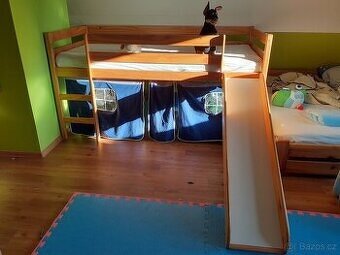 Dětská vyvýšená postel s látkovým domečkem