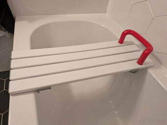 Sedačka na vanu s madlem