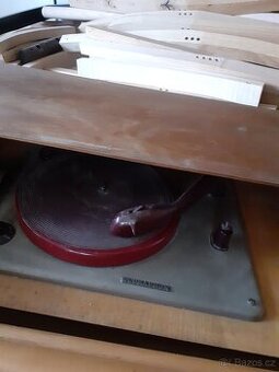 Retro  gramofon  Supraphon, rádio Tesla  605 A