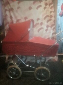 Retro kočárek Liberta červený