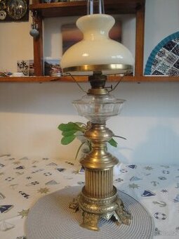 nevídaně krásná stará mosazná petrolejová lampa
