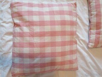 Růžové IKEA polštářky