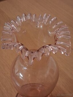 Váza skleněná s volánkovým okrajem