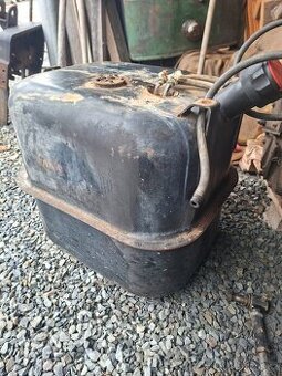 Zetor uřI nádrž na naftu 90l.