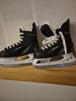 Hokejove brusle CCM 33