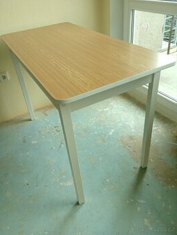 Prodám nový kuchyňský stůl