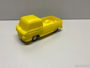 autíčko igra barkas staré hračky igra žluté autíčko retro